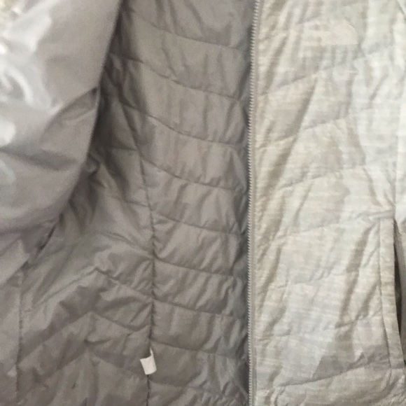 The North Face women’s lightweight puffer jacket. Size medium. - Picture 4 of 6